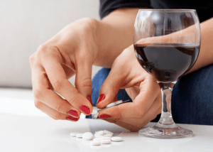Lee más sobre el artículo Tomar ibuprofeno para la resaca, una práctica no recomendable